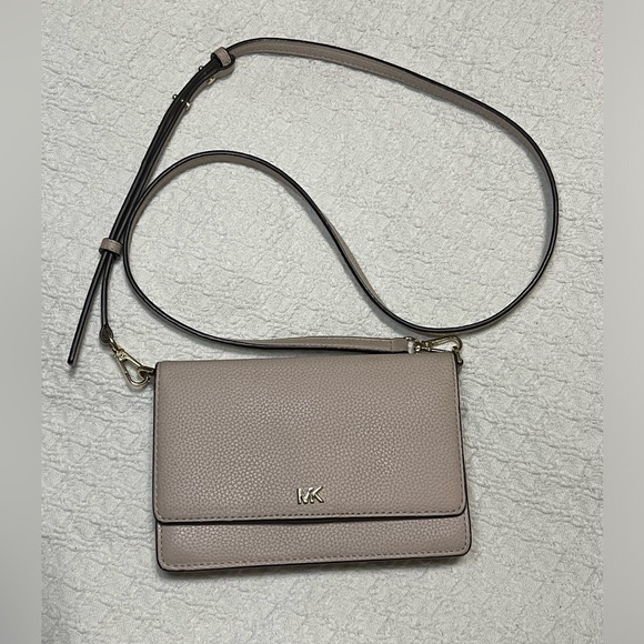 Light pink Michael Kors phone holding crossbody bag - Picture 3 of 16